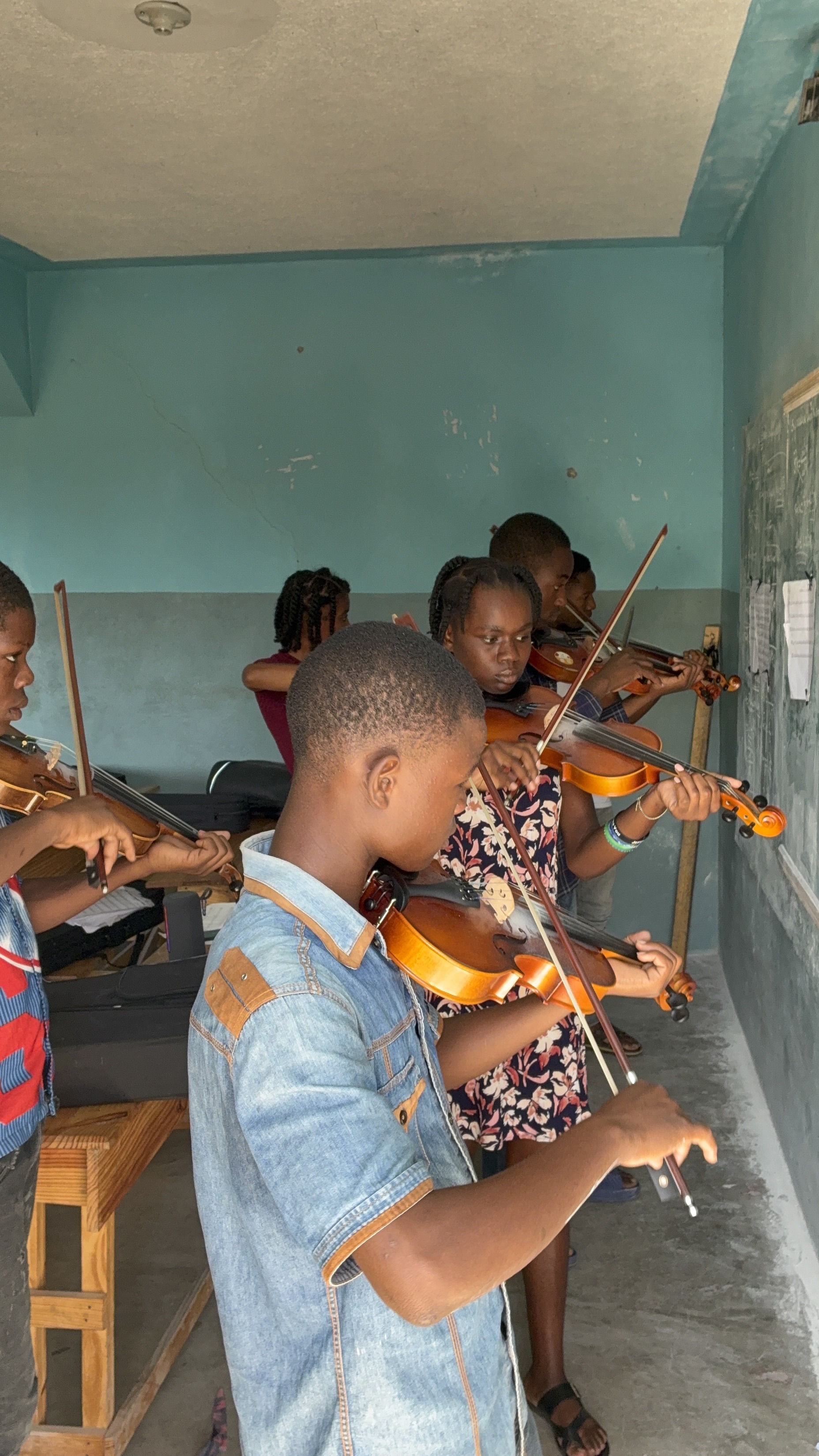 Enfants en cours de violon à Torbeck