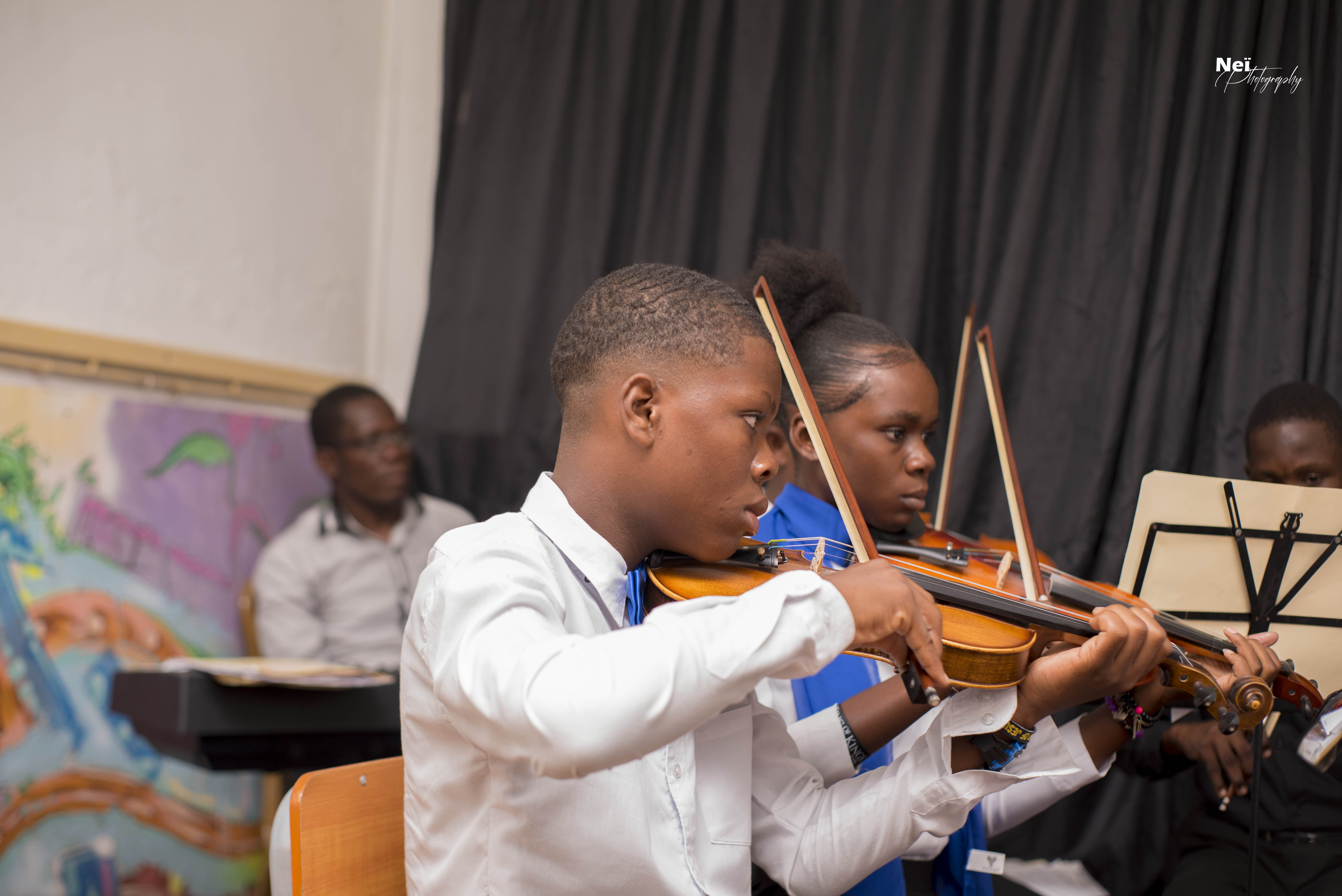 Jeune musicien jouant du violon au Canon en Ré